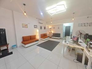 Un lugar para sentarse en The Ardens Hotel - Taman Johor Jaya, Johor Bahru 25 fotos más