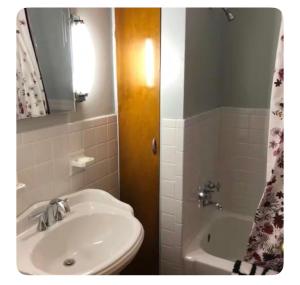 une salle de bain avec un lavabo, des toilettes et une baignoire dans l'établissement Private suite near Cleveland Clinic, à Shaker Heights