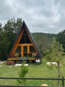 une grande maison en bois avec un toit noir dans l'établissement Martvili canyon cottage Love nest, à Martvili 31 autres photos