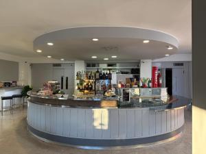 ein Restaurant mit einer Theke und einer Bar in der Unterkunft Hotel Florida in Piove di Sacco