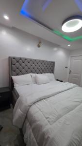 Fotografie z fotogalerie ubytování Well Furnished 4 bedrooms duplex available! v destinaci Lekki