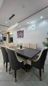 Fotografie z fotogalerie ubytování Well Furnished 4 bedrooms duplex available! v destinaci Lekki