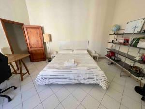 a bedroom with a large bed in a room at The Hamilton House in Florence