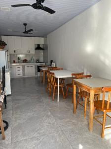 Una cocina y un comedor con mesas y sillas. en Hostal Lo de Mili, en Chuy
