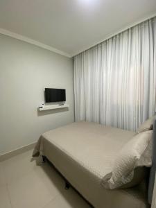 A television and/or entertainment centre at Casa com área gourmet e ar condicionado