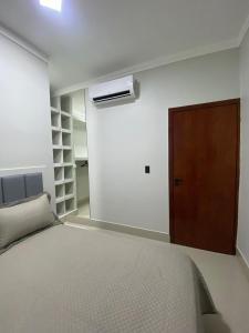 A bed or beds in a room at Casa com área gourmet e ar condicionado