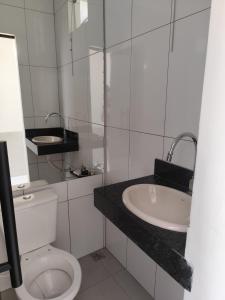 A bathroom at Casa com área gourmet e ar condicionado