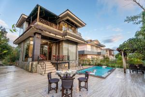 Bazén v ubytování Glass house nebo v jeho okolí