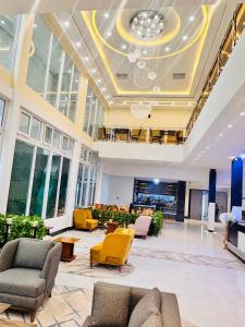 ヘラートにあるHerat Star Hotelの建物内のソファと椅子のあるロビー