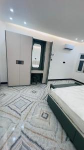 Ένα ή περισσότερα κρεβάτια σε δωμάτιο στο 1st Floor fully furnished flat is available in Karbala