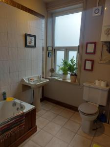 Un baño de Restful attic room in riverside spot 11 fotos más