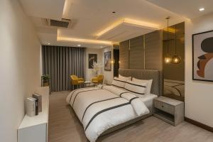 Ένα ή περισσότερα κρεβάτια σε δωμάτιο στο Gold Crest Designer Family Apartments DHA Phase 4 Lahore +170 φωτογραφίες
