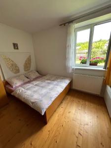 une petite chambre avec un lit et une fenêtre dans l'établissement Chalupa na konci světa Světlá, à Studená