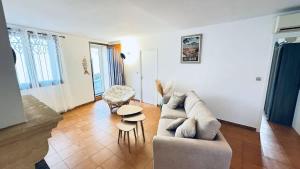 コロンビエールにあるMaison de Village Pres du Canalのソファとテーブルのあるリビングルーム