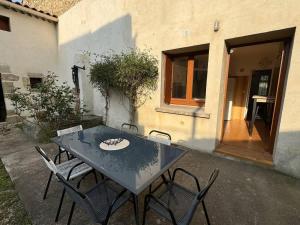 コロンビエールにあるMaison de Village Pres du Canalの建物前のテーブルと椅子