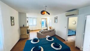 コロンビエールにあるMaison de Village Pres du Canalのソファとテーブルのあるリビングルーム +52枚の写真