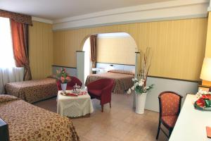 Postel nebo postele na pokoji v ubytování Hotel Maxim