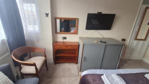 TV a/nebo společenská místnost v ubytování Room Only Booking