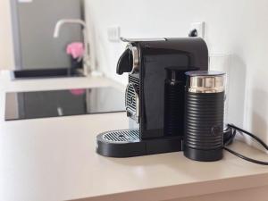 eine Kaffeemaschine auf einer Theke in der Unterkunft Stilvolle Suite in Celle - Frühstück, Kaffee, kostenloser Parkplatz und Wohnküche in Celle