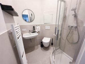 ein Badezimmer mit Dusche, Toilette und Waschbecken in der Unterkunft Stilvolle Suite in Celle - Frühstück, Kaffee, kostenloser Parkplatz und Wohnküche in Celle + 4 Fotos