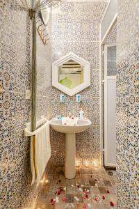 アル・ジャディーダにあるVue sur mer Riad Statia Votre refuge authentiqueの洗面台と鏡のあるバスルーム