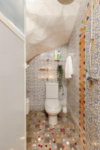 アル・ジャディーダにあるVue sur mer Riad Statia Votre refuge authentiqueのモザイクの壁のバスルーム(トイレ付) +18枚の写真