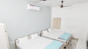 Ένα ή περισσότερα κρεβάτια σε δωμάτιο στο Kashi darshan palace