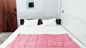 Ένα ή περισσότερα κρεβάτια σε δωμάτιο στο Kashi darshan palace