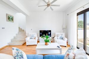 Posezení v ubytování 4 Bedroom Villa With Private Pool