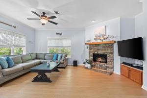 Una sala de estar con un sofá y una chimenea. en New The Breeze at Lake Hartwell house w Dock, en Westminster