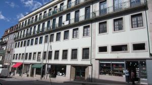 ein großes weißes Gebäude an einer Stadtstraße in der Unterkunft Casa da Catedral in Porto