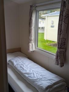 Postel nebo postele na pokoji v ubytování Lovely 8 Berth Caravan At Kessingland Beach, Suffolk Ref 90025Pw