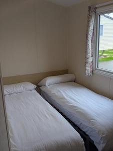 Postel nebo postele na pokoji v ubytování Lovely 8 Berth Caravan At Kessingland Beach, Suffolk Ref 90025Pw + 5 fotografií