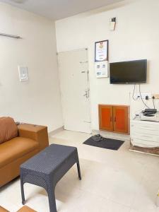 ein Wohnzimmer mit Sofa und Fernseher in der Unterkunft Home stay B1 Groundfloor in Chennai