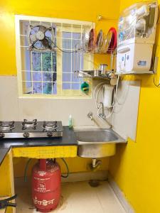eine Küche mit Spüle und Fenster in der Unterkunft Home stay B1 Groundfloor in Chennai