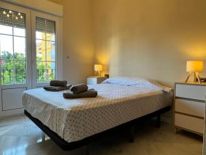 a bedroom with a bed with two towels on it at Chalet San Francisco in Sanlúcar de Barrameda