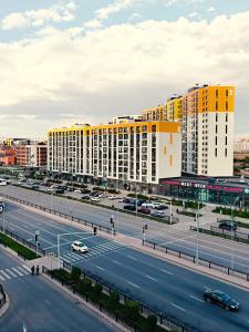 アスタナにあるNestoraUrbanの建物と通りのある都市の景色