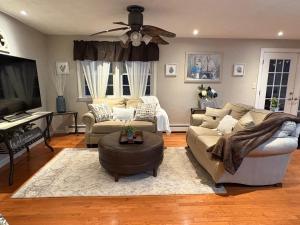 un soggiorno con un divano e un pianoforte di Townhouse on the River a Nottingham