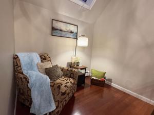 un soggiorno con una sedia e una lampada di Townhouse on the River a Nottingham