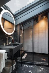 ein Badezimmer mit Waschbecken und Spiegel in der Unterkunft ART Boutique in A Coruña