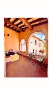 a living room with a table and chairs and a couch at Casa in Umbria - nella Valle del Menotre vicino Rasiglia, Foligno, Assisi,Perugia in Foligno