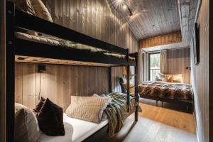 una camera da letto con due letti a castello in una cabina di Penthouse with large rooftop terrace, Ski In-Ski Out in Hemsedal a Hemsedal