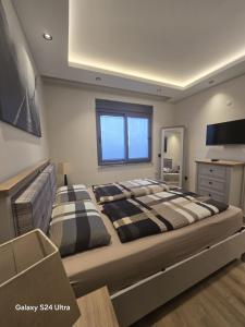 a bedroom with a large bed and a dresser at Luxuriöse Ferienwohnung in Manavgat ilica in Ilıcaköy +28 photos