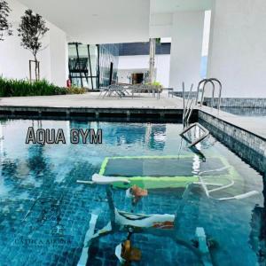 Bazén v ubytování Urban Suites Studio #SelfCheck-In #PrivateSpace nebo v jeho okolí + 56 fotografií