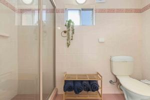 ein Badezimmer mit Dusche und Toilette in der Unterkunft 4 Bedroom Pet Friendly Home - 150m to Culburra Beach in Culburra Beach + 10 Fotos