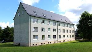 a large white building with a gambrel roof at Ferienwohnung Wagner in Neustadt