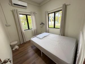 En eller flere senge i et værelse på Permaisuri homestay