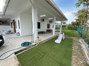 En have udenfor Permaisuri homestay