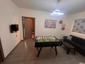 TV a/nebo společenská místnost v ubytování Al Ameer Chalet-Airport