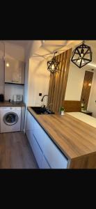 una cocina con fregadero y encimera en Residence One, en Satu Mare 4 fotos más